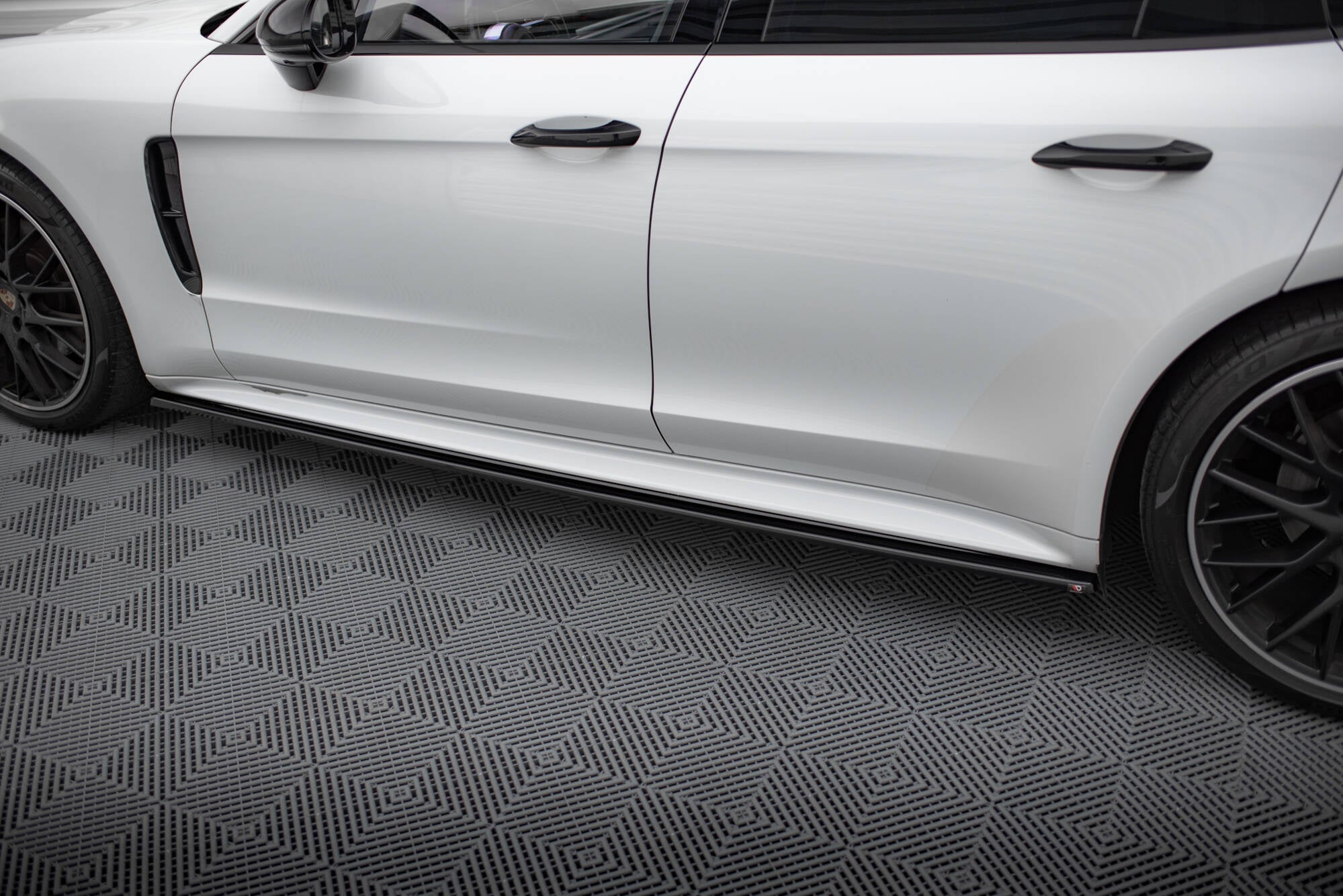 Praguri Porsche Panamera Turbo GTS 971 2016- v1 - Maxton Design