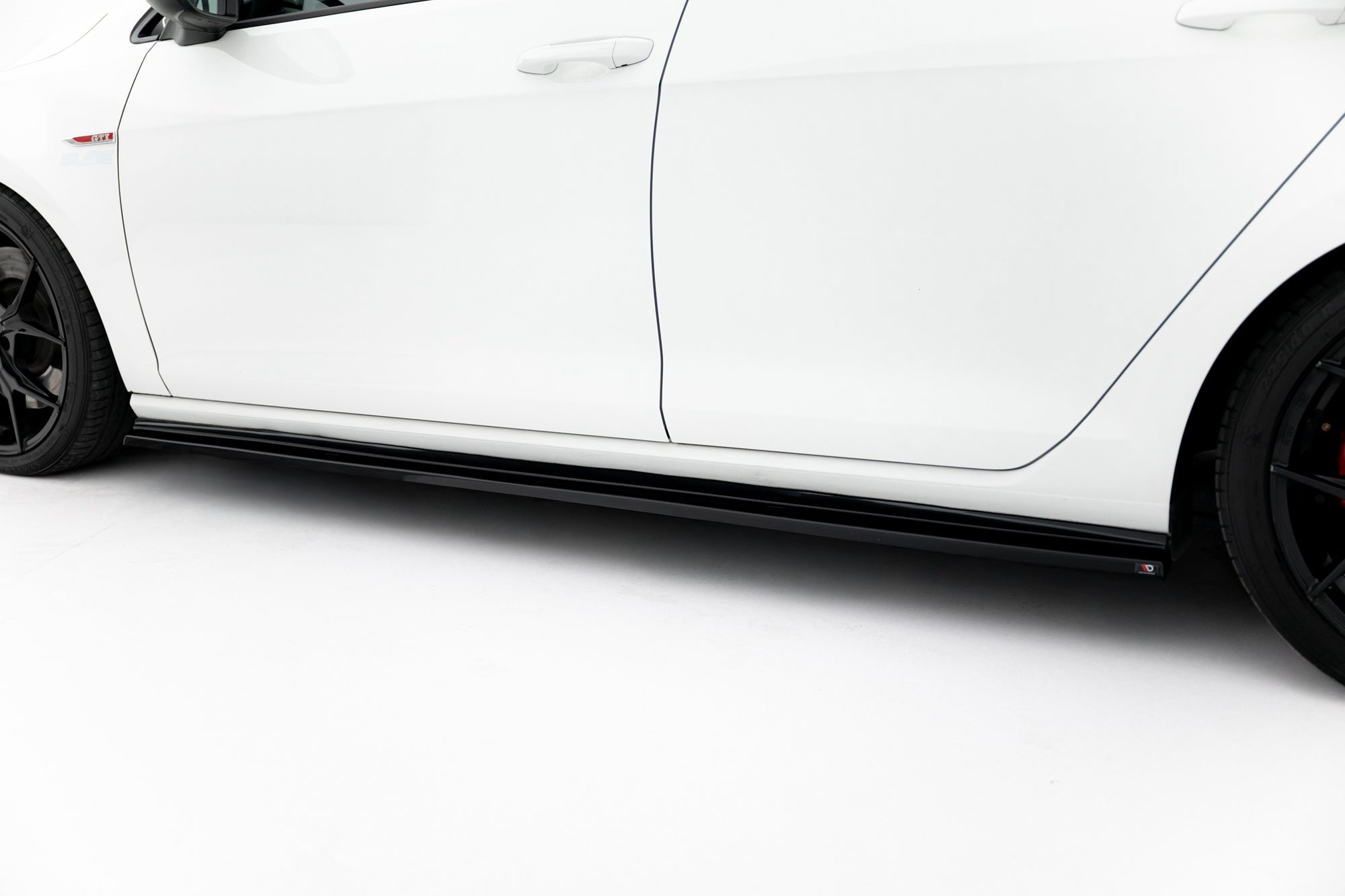 Praguri Volkswagen Golf 7 GTI 2013-2016 v10 - Maxton Design