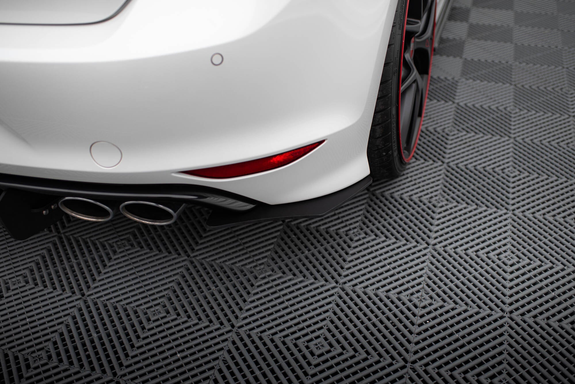 Prelungire splitter difuzor bara spate Volkswagen Golf 7 R Hatchback 2012-2017 v8 - Maxton Design